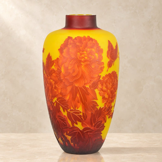 Vase en verre multicouche décor pivoines et papillon, vue d'ensemble