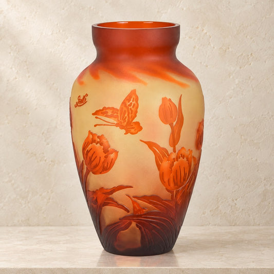 Vase en verre multicouche décor tulipes et papillon, vue d'ensemble