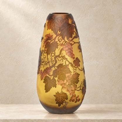 Vase en verre multicouche à décor de vigne et raisins, vue d'ensemble