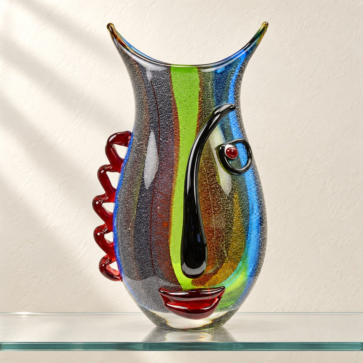 Vase visage abstrait en verre polychrome style Murano, vue d'ensemble