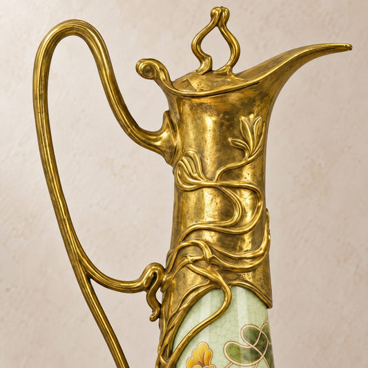 Aiguière Art Nouveau en porcelaine craquelée aux capucines, détail monture bronze col