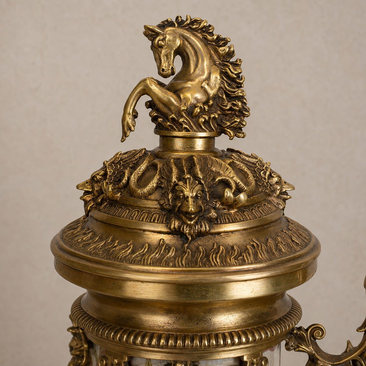 Aiguière corne d'abondance en porcelaine crème à décor floral, détail cheval cabré
