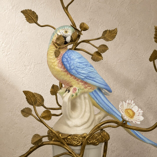 Applique cornet en porcelaine et bronze doré au perroquet, détail perroquet