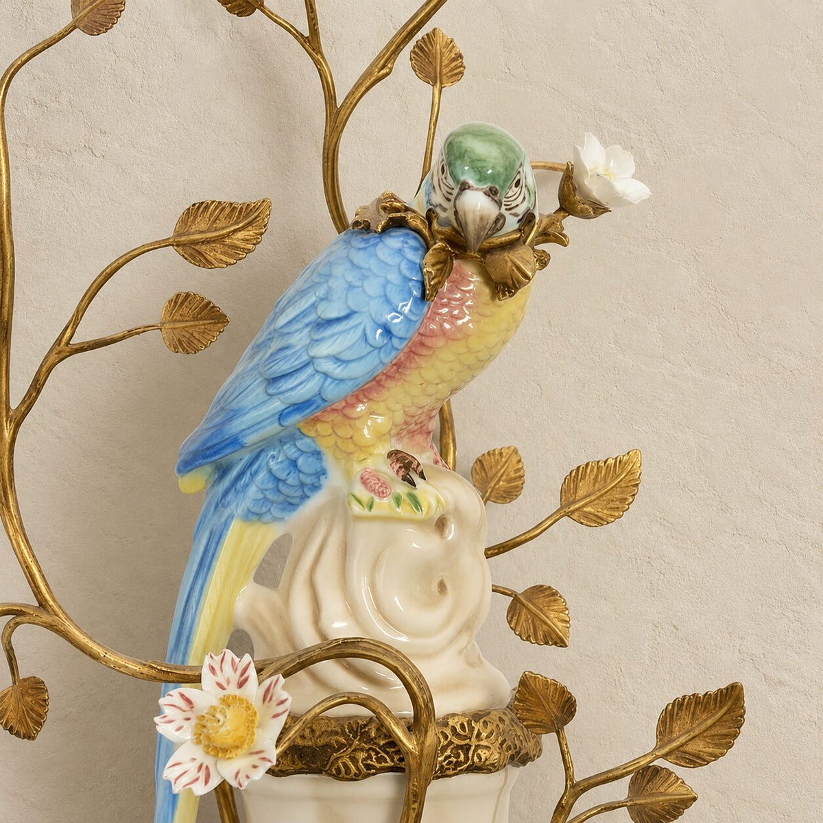 Applique murale en porcelaine et bronze au perroquet bleu, détail perroquet
