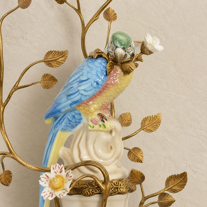 Applique murale en porcelaine et bronze au perroquet bleu, détail perroquet