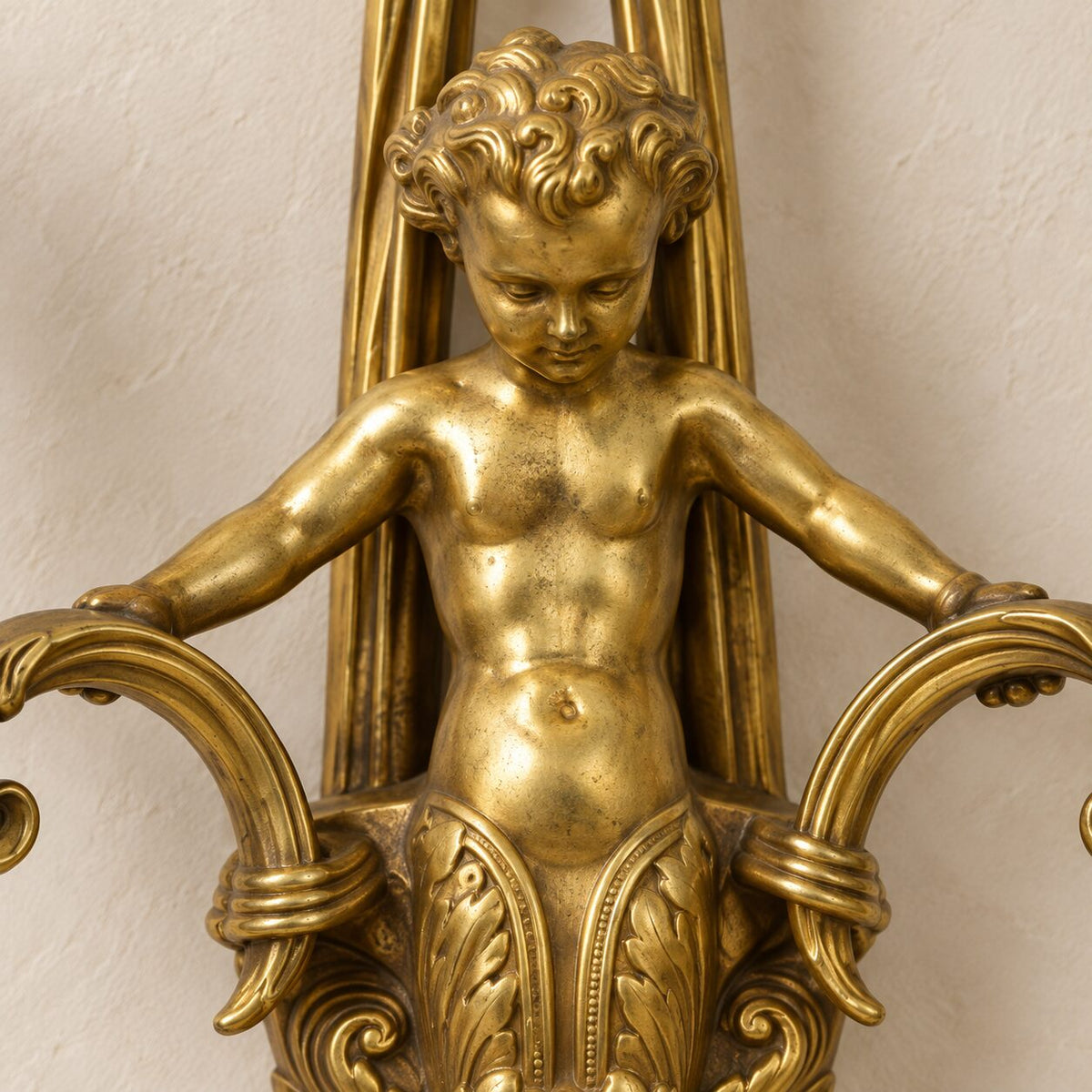 Applique murale au putto en bronze doré et porcelaine bleue, détail putto buste torse gros plan