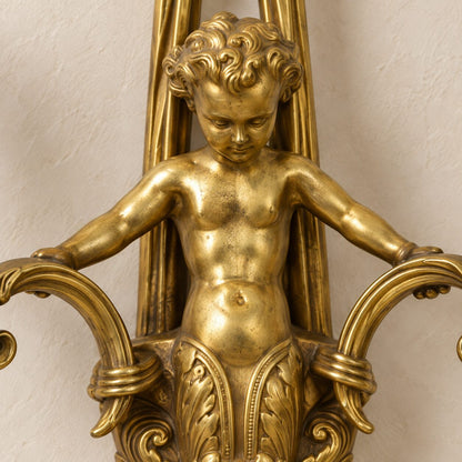 Applique murale au putto en bronze doré et porcelaine bleue, détail putto buste torse gros plan