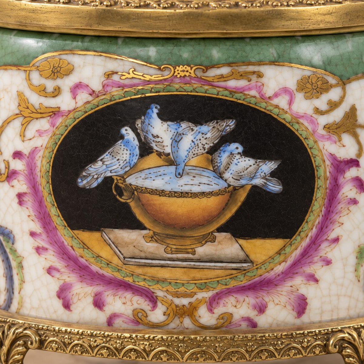 Boîte couverte en porcelaine craquelée et bronze doré, détail médaillon colombes