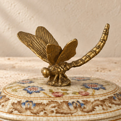 Boîte couverte en porcelaine craquelée à décor floral, détail libellule bronze couvercle gros plan