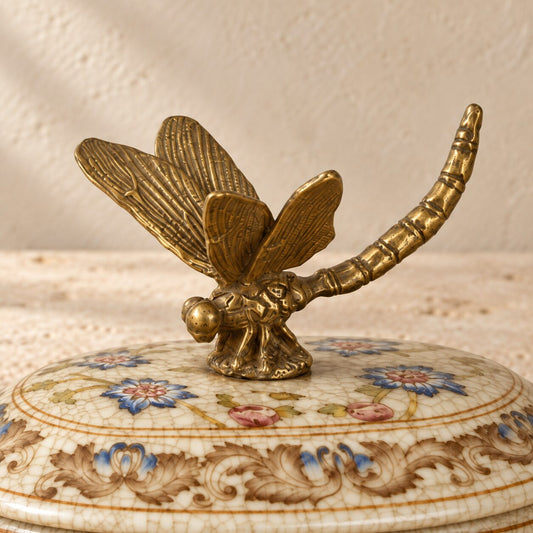 Boîte couverte en porcelaine craquelée à décor floral, détail libellule bronze couvercle gros plan