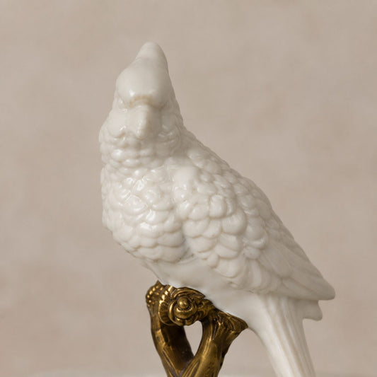 Boîte ovale en porcelaine blanche au perroquet, monture laiton, détail tête