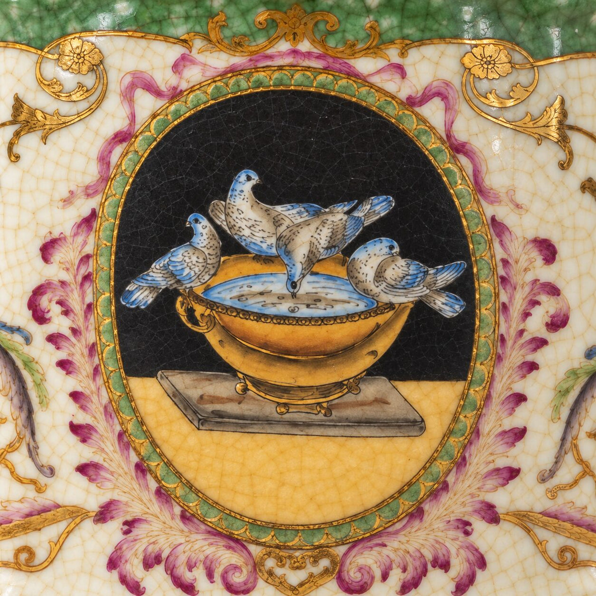 Boîte à thé en porcelaine craquelée à décor de colombes, détail médaillon colombes