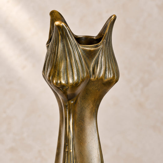Bougeoir Art Nouveau en bronze à décor végétal, détail bobèche fleur