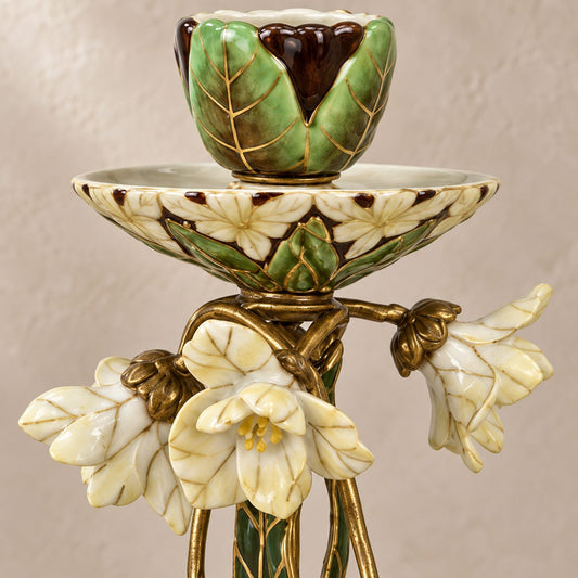 Bougeoir Art Nouveau en bronze doré émaillé à décor floral, détail bobèche fleurs