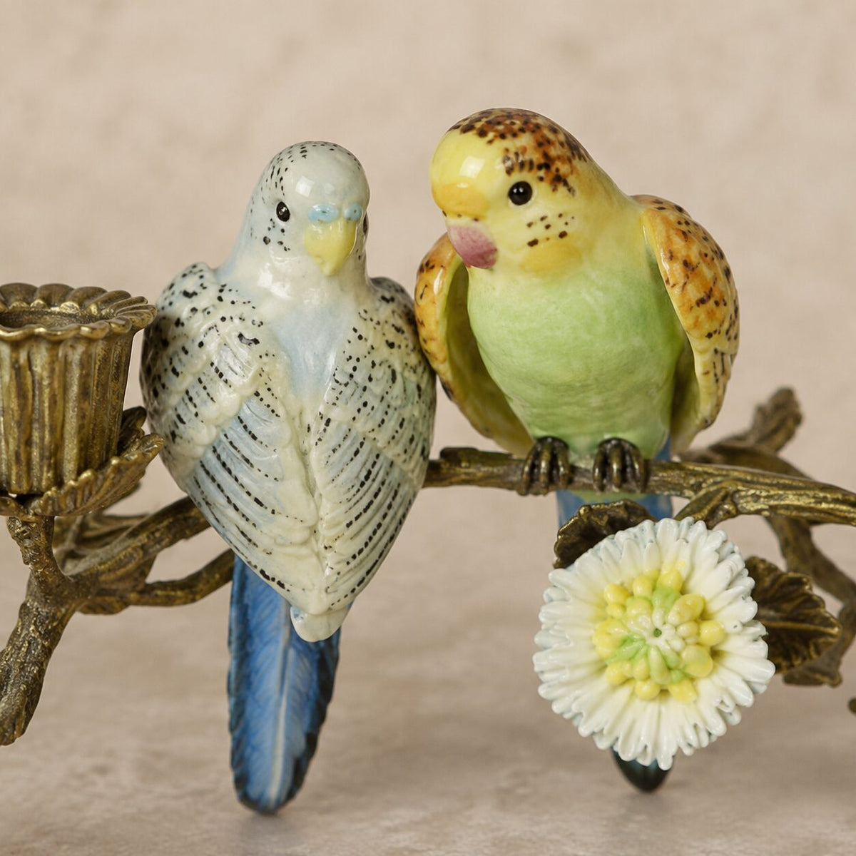 Bougeoir branche aux perruches en porcelaine et bronze doré, détail têtes face
