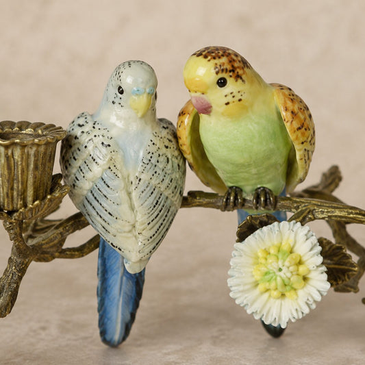 Bougeoir branche aux perruches en porcelaine et bronze doré, détail têtes face