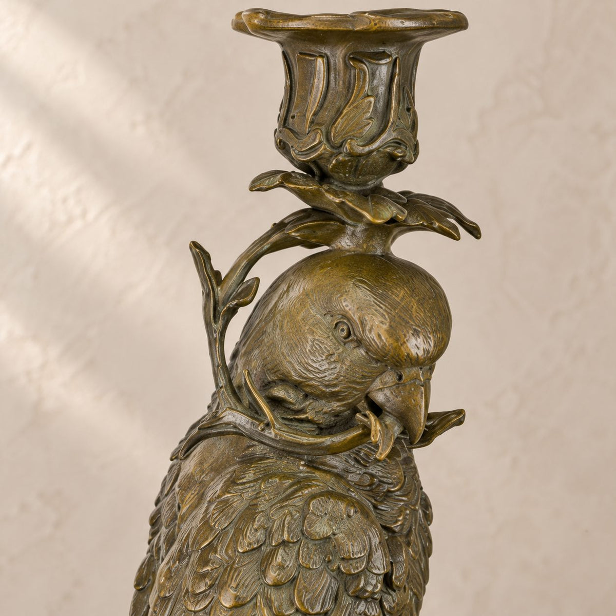 Bougeoir au perroquet en bronze patiné sur socle marbre, détail tête profil
