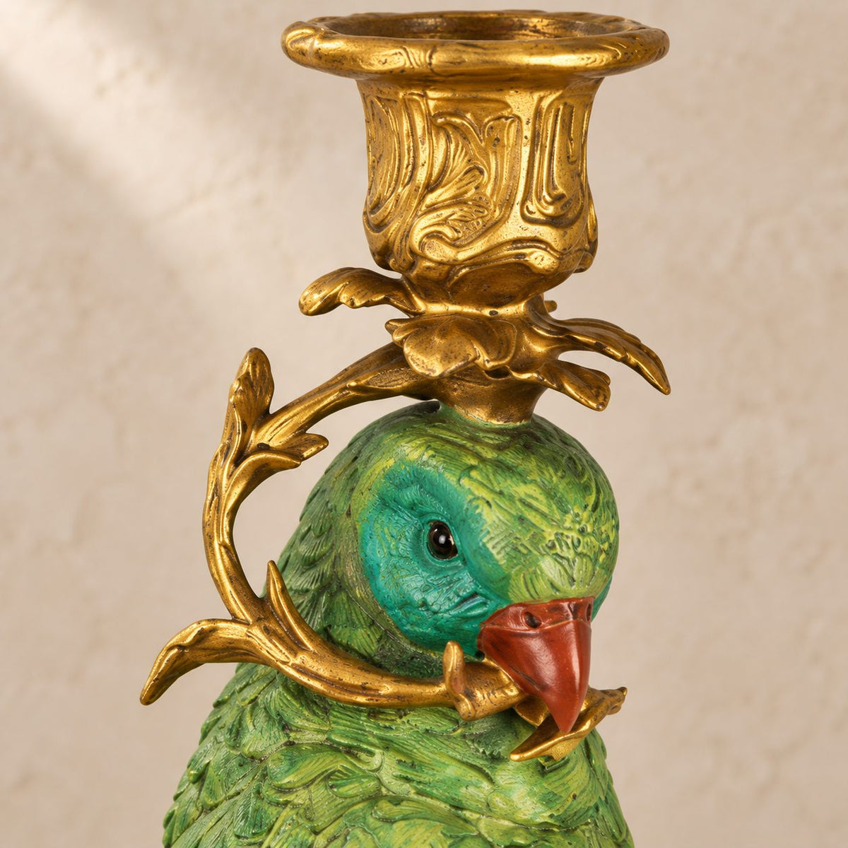 Bougeoir perroquet en bronze polychrome sur socle marbre, détail tête bec