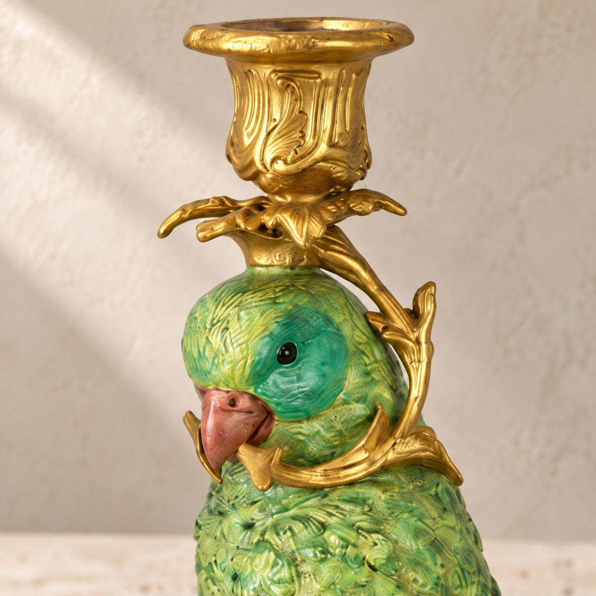 Bougeoir au perroquet vert en bronze polychrome sur socle, détail tête bec