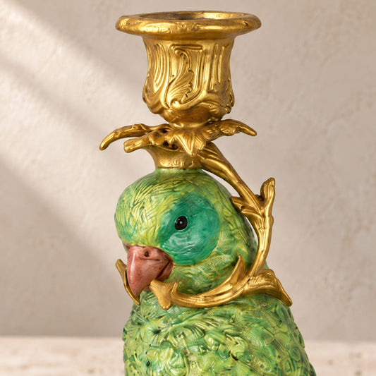 Bougeoir au perroquet vert en bronze polychrome sur socle, détail tête bec