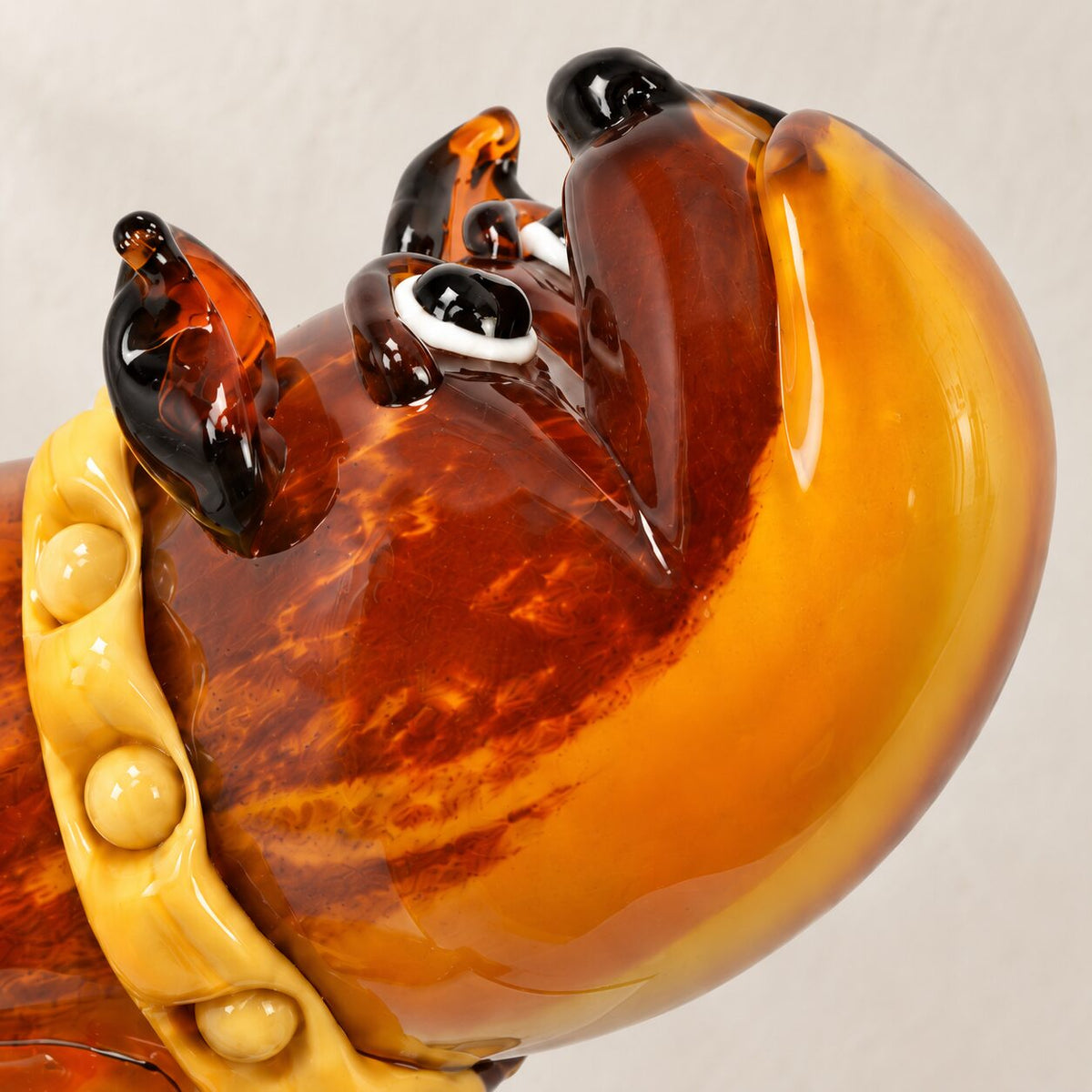 Bouledogue anglais en verre soufflé ambré, détail du visage