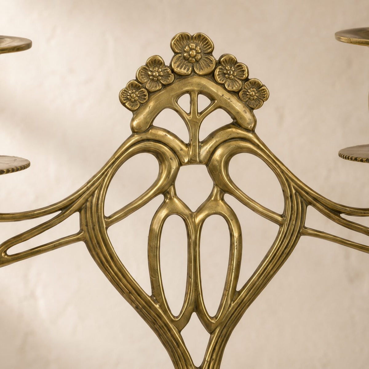 Candélabre Art Nouveau deux lumières en laiton doré mat, détail couronne florale