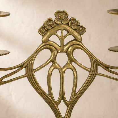 Candélabre Art Nouveau deux lumières en laiton doré mat, détail couronne florale