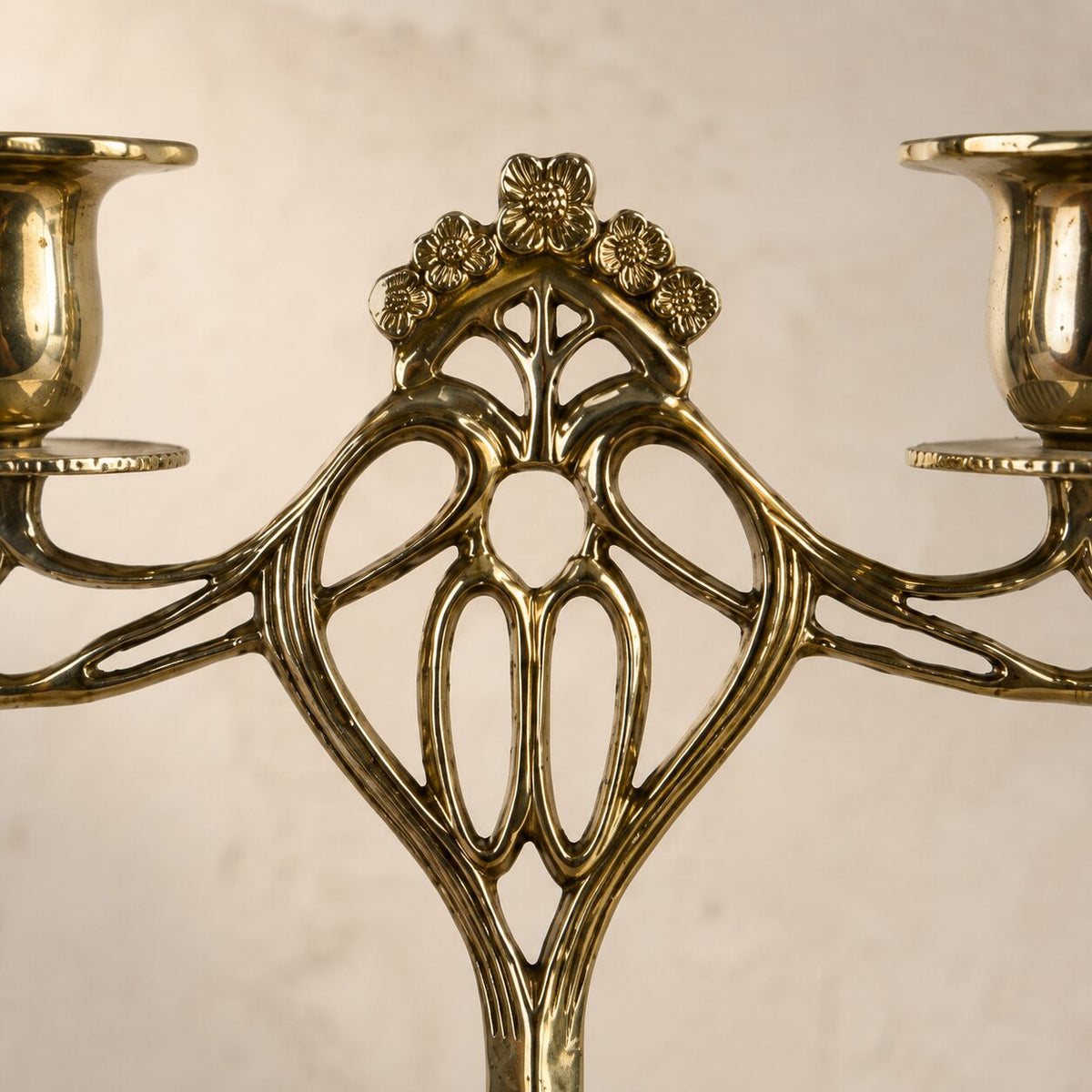Candélabre Art Nouveau deux lumières en laiton doré poli, détail couronne florale