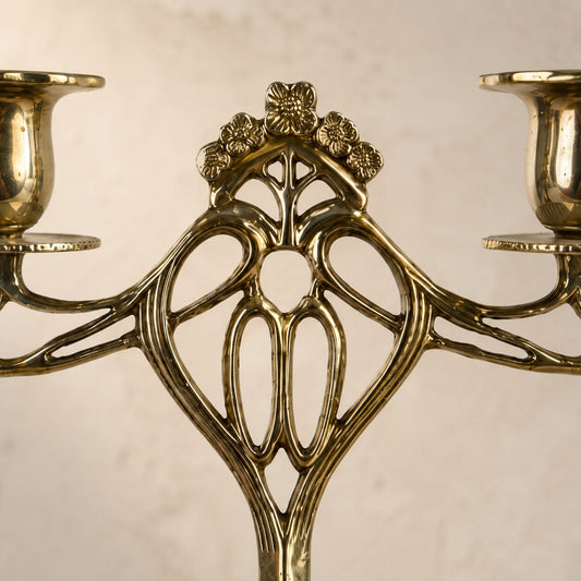 Candélabre Art Nouveau deux lumières en laiton doré poli, détail couronne florale