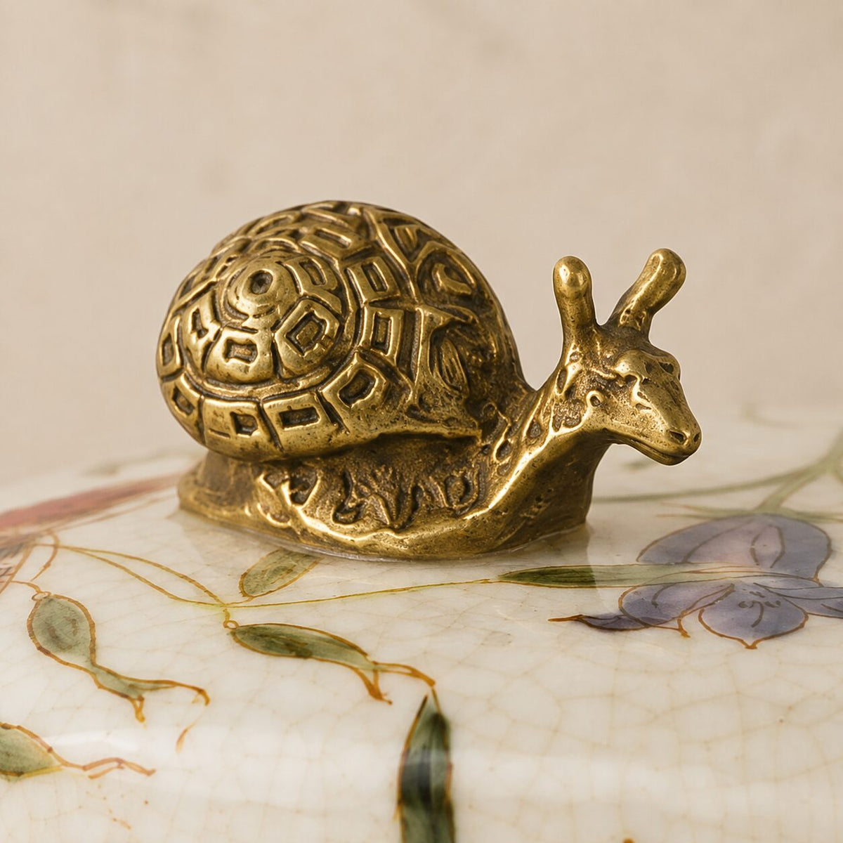 Coffret à bijoux en porcelaine craquelée, monture bronze doré, détail profil