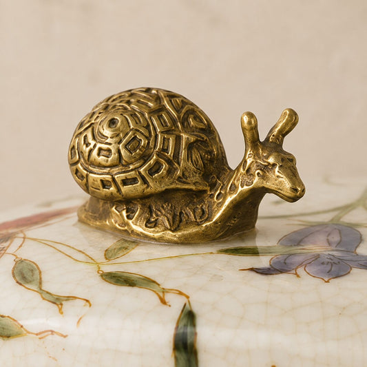 Coffret à bijoux en porcelaine craquelée, monture bronze doré, détail profil
