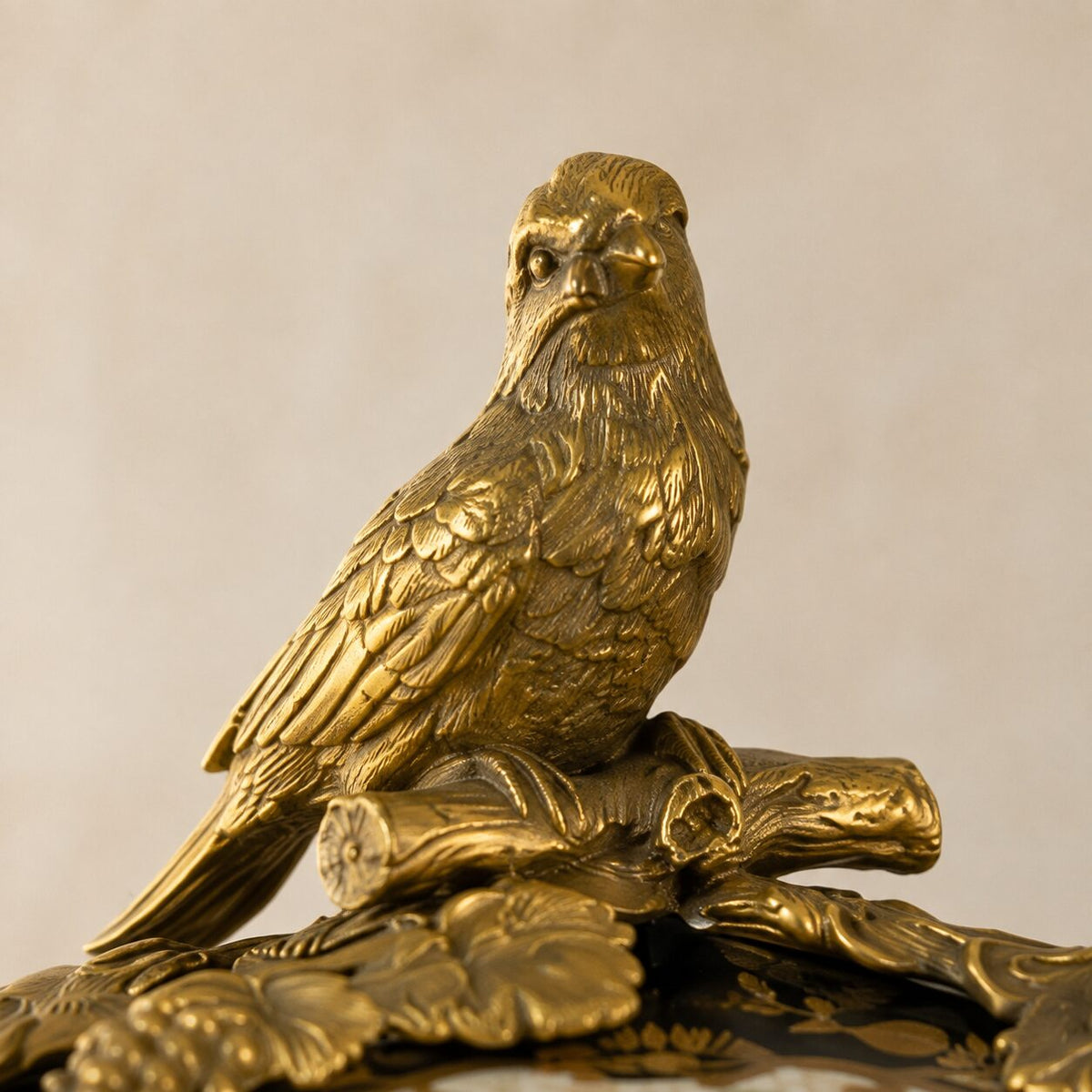 Coffret en porcelaine noire et bronze doré décor oiseaux, détail oiseau couvercle