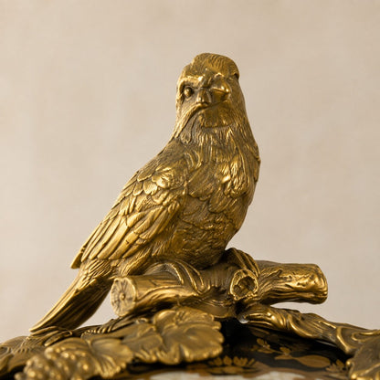 Coffret en porcelaine noire et bronze doré décor oiseaux, détail oiseau couvercle
