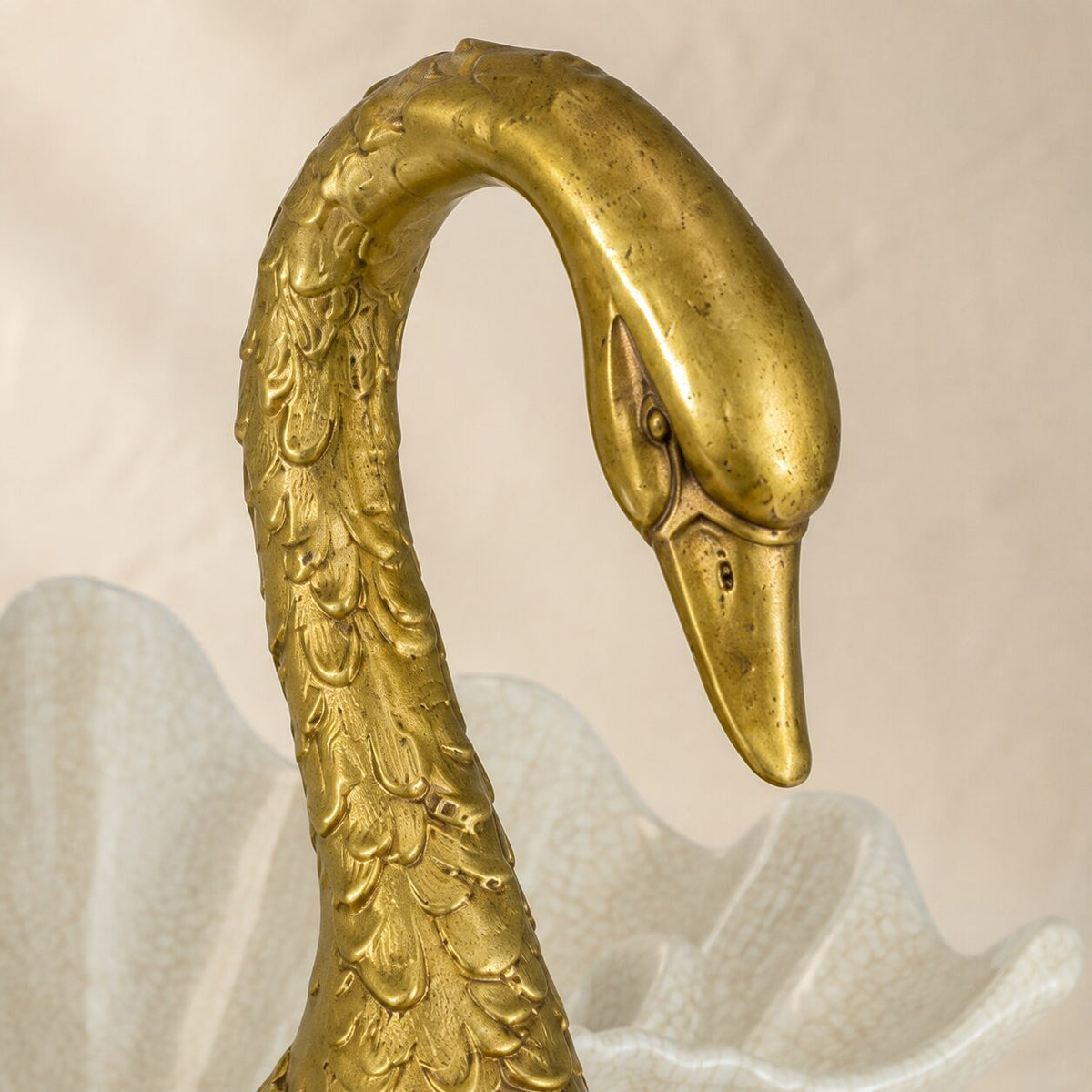 Coupe cygne en porcelaine craquelée et bronze doré, détail tête cygne