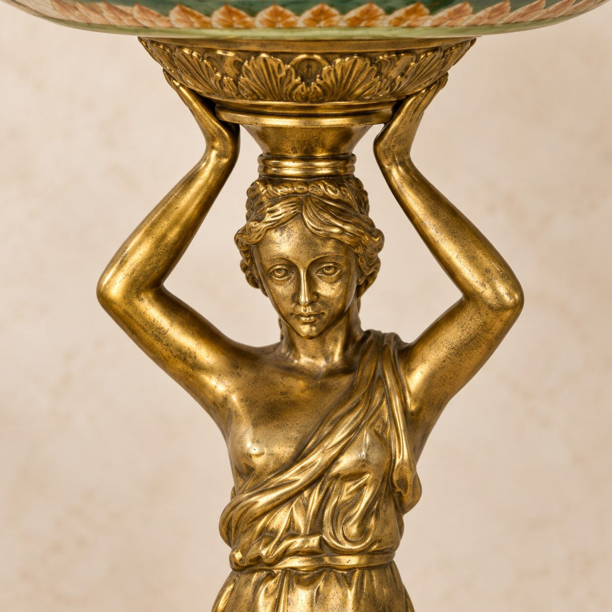 Coupe en porcelaine ajourée à monture cariatide en bronze doré, détail visage cariatide