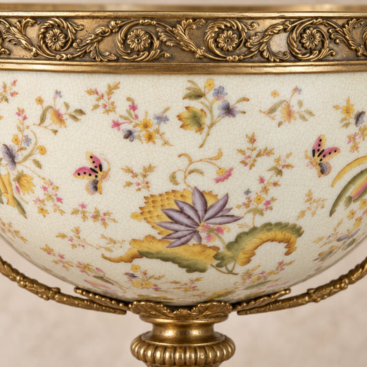 Coupe en porcelaine craquelée à décor floral, monture bronze, détail frise bord
