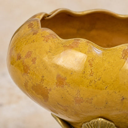 Coupe en porcelaine mouchetée sur pied bronze aux libellules, détail bord moucheté