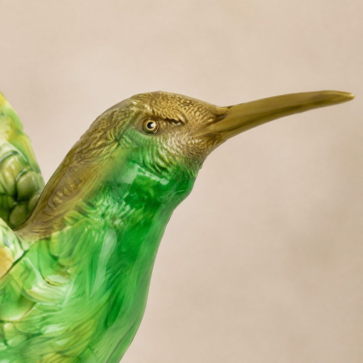 Coupe en porcelaine verte au colibri en bronze doré, détail tête colibri