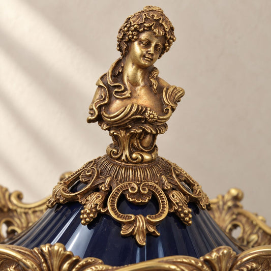 Grande urne couverte en porcelaine bleu cobalt et bronze doré, détail buste couvercle