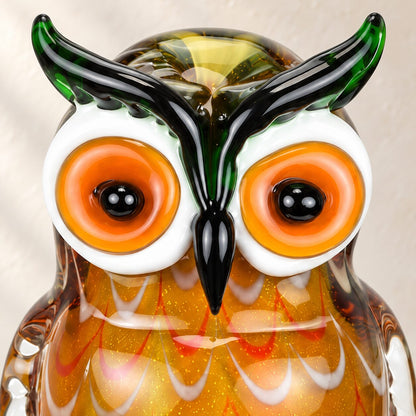 Hibou en verre soufflé aux tons ambrés, détail du visage et des yeux
