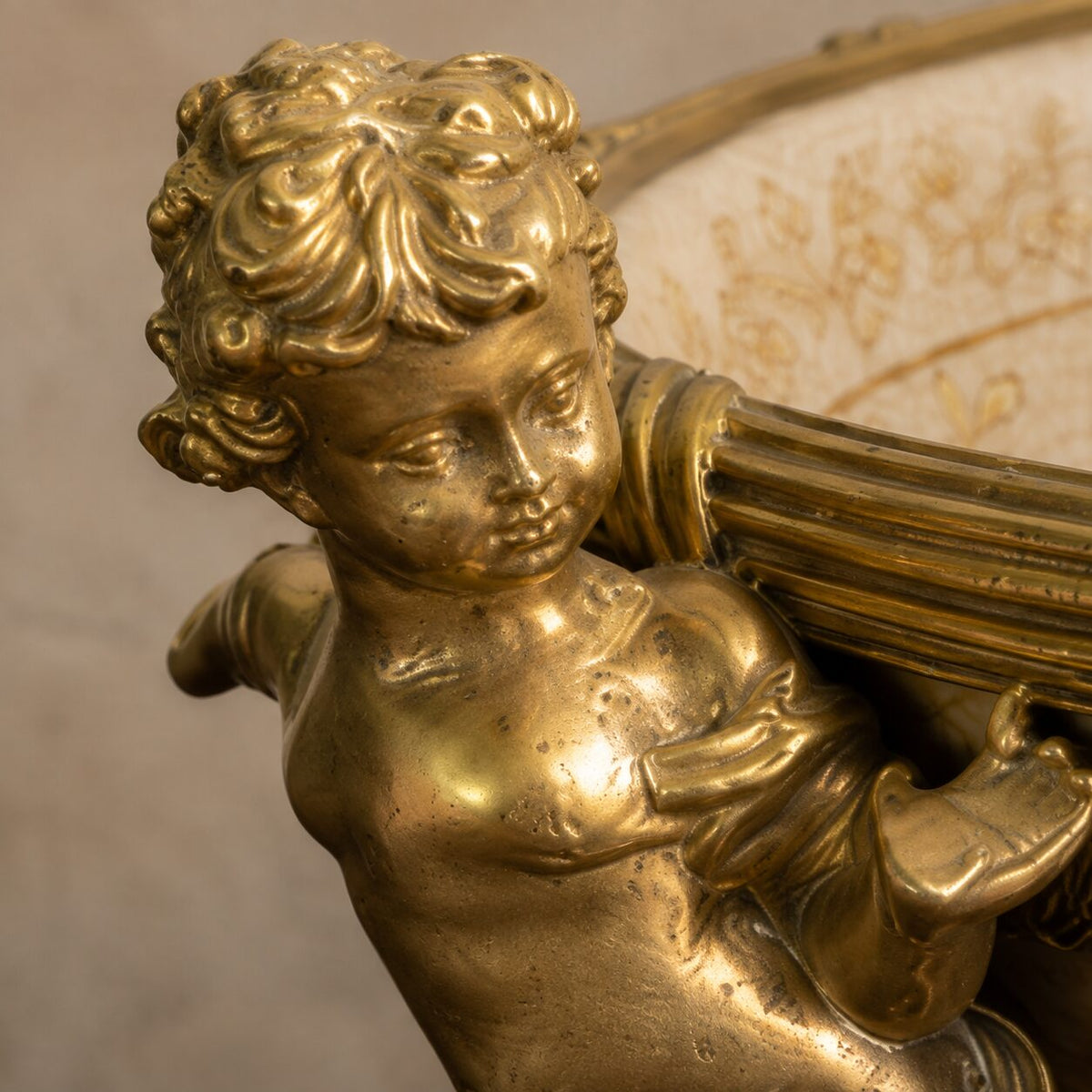 Jardinière en porcelaine craquelée et bronze doré aux putti, détail putti tête