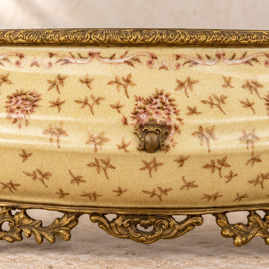 Jardinière en porcelaine jaune à monture en laiton doré, détail médaillon floral peint