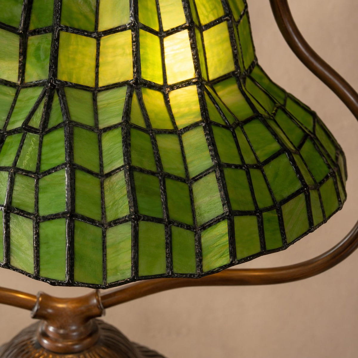 Lampe de style Tiffany, macro du vitrail vert, partie basse de l'abat-jour