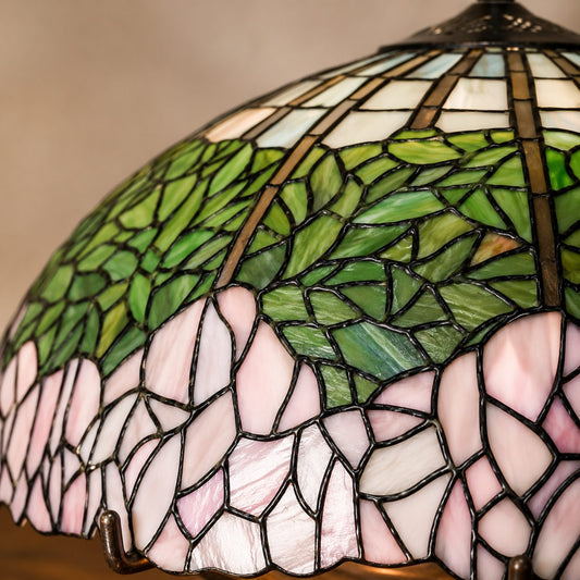 Lampe de style Tiffany aux pivoines roses et pied à cabochons, gros plan bord