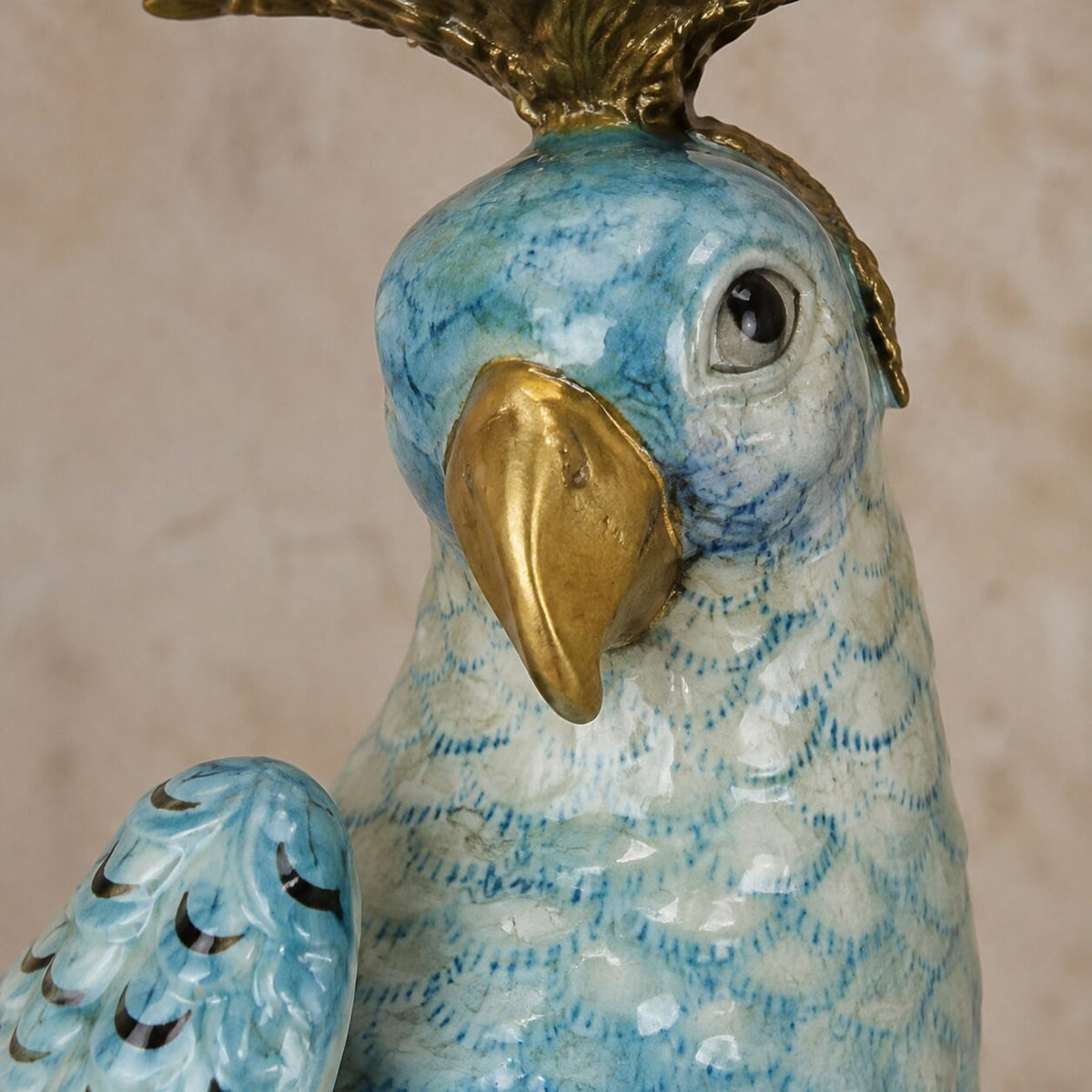 Paire de bougeoirs perroquets en porcelaine et bronze doré, détail tête face