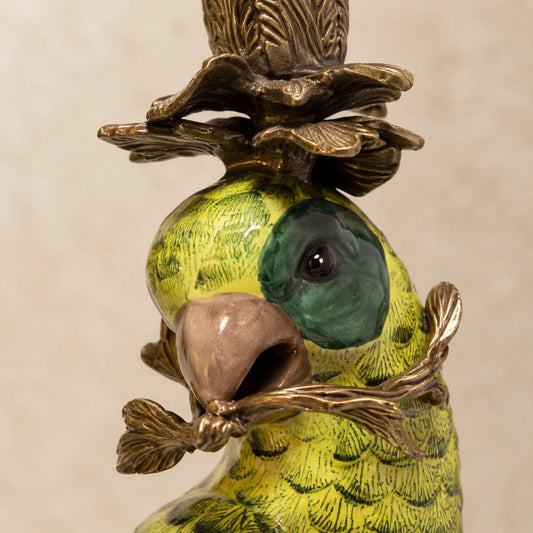 Paire de bougeoirs perroquets en porcelaine et bronze doré, détail tête face