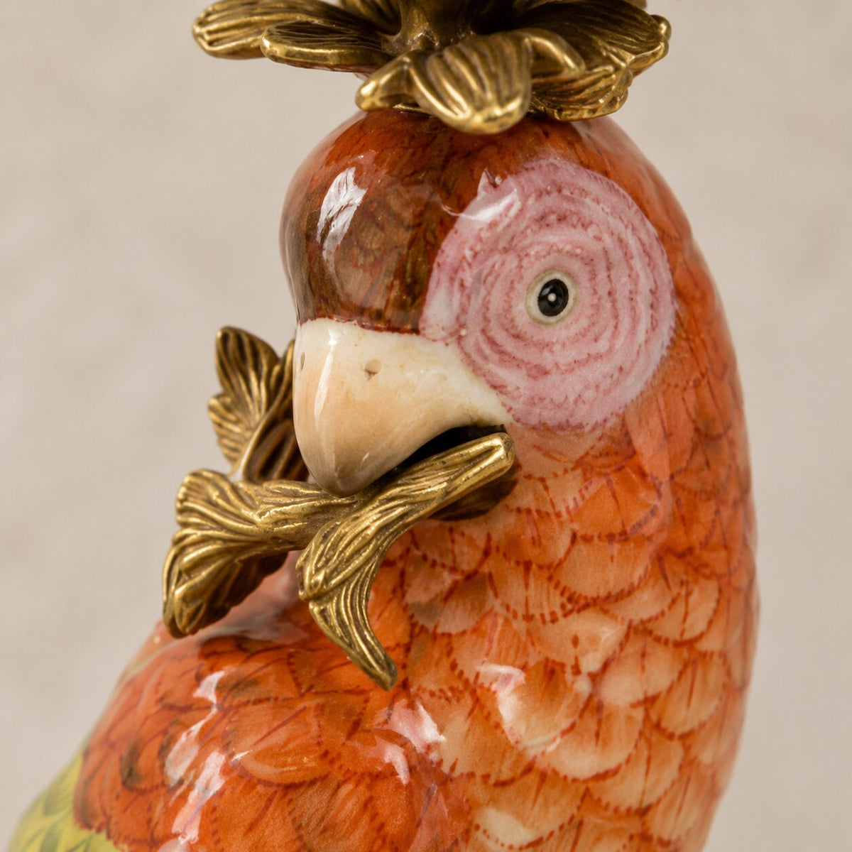 Paire de bougeoirs aux perroquets en porcelaine et bronze doré, détail tête perroquet