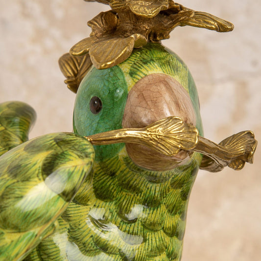 Paire de bougeoirs perroquets en porcelaine et bronze doré, détail tête branche