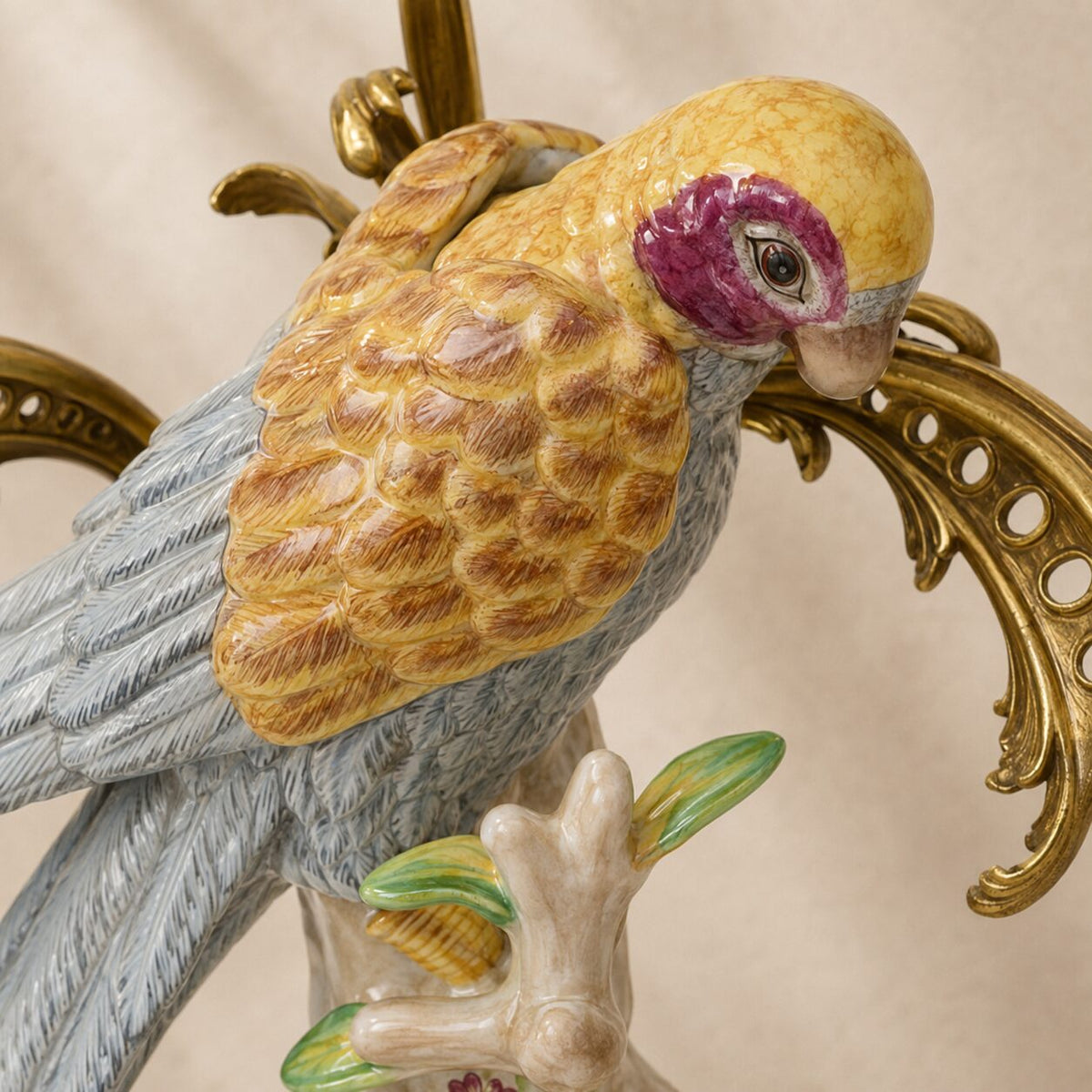 Paire de candélabres aux perroquets en porcelaine et bronze doré, détail tête perroquet