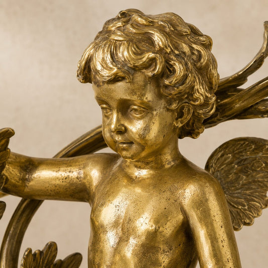 Paire de candélabres aux putti en bronze doré et porcelaine, détail visage putti